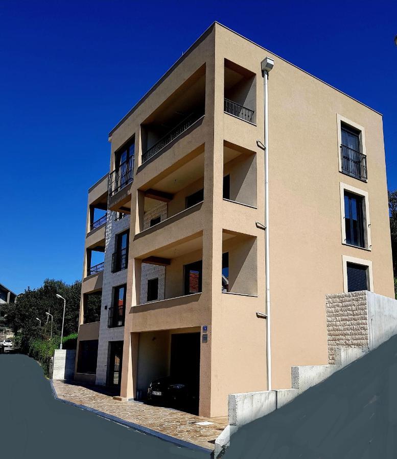Ralux Apartman 티바트 외부 사진